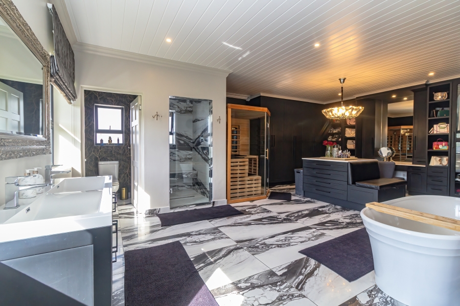 6 Bedroom Property for Sale in Heatherlands Western Cape